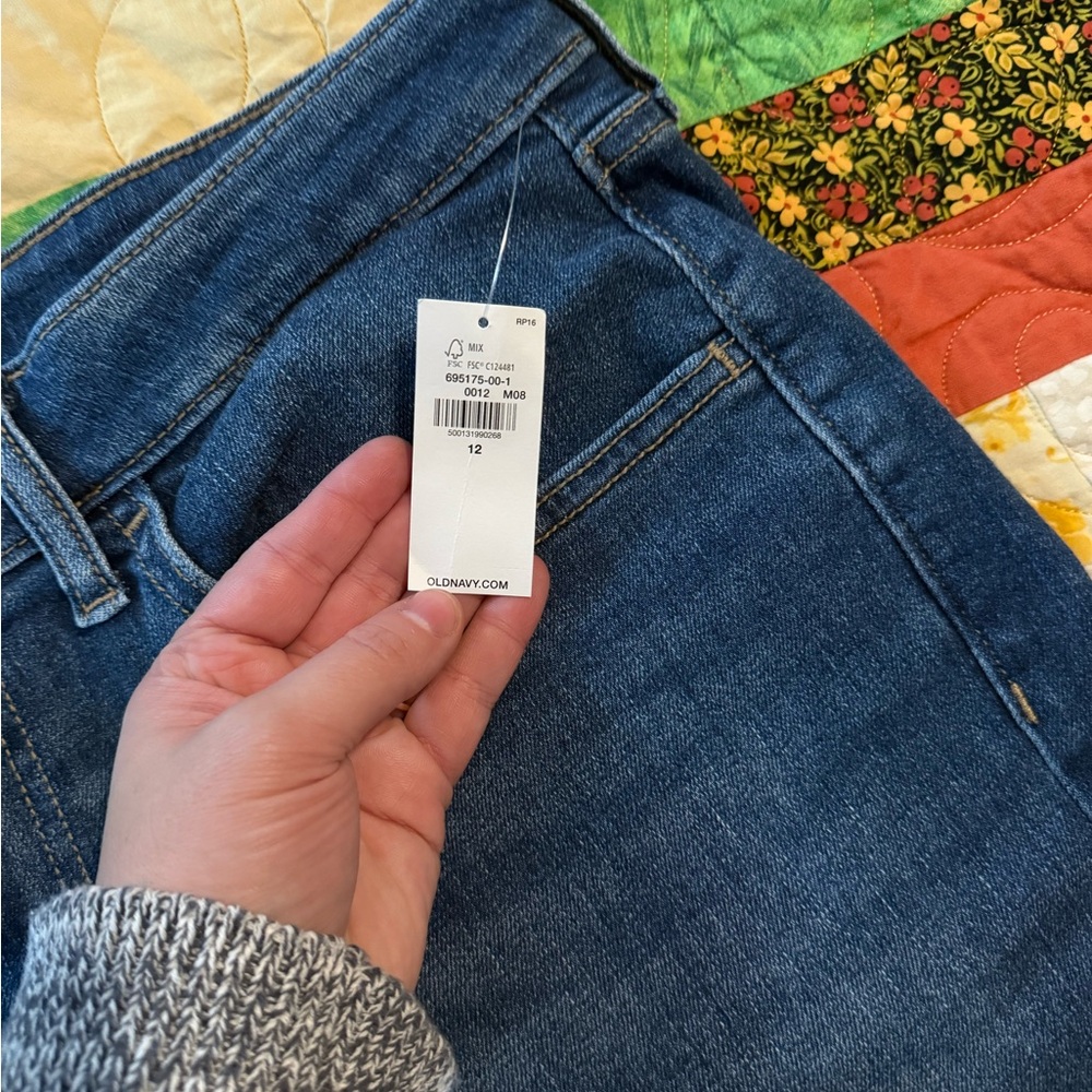 Old Navy Women’s Bermuda Shorts - Picture 4 of 4